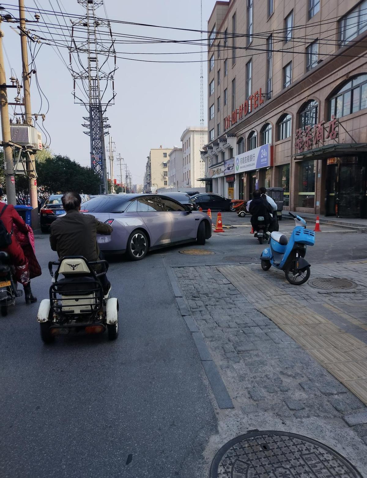 三轮车不是堵路的罪魁祸首，是穷人的饭碗。城里人开车上班，他们蹬车养家。禁了车