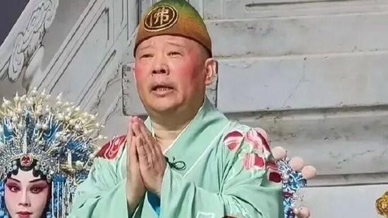 再迎噩耗！ 8月20日，是郭德纲因为改编红歌被立案调查的第9天。这一天，他的