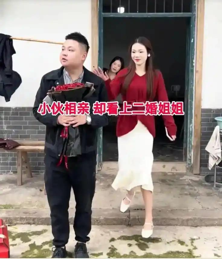 刷到一则重庆相亲小故事。29岁小伙条件过硬，收入稳定有房有车，性格内敛老实，媒人
