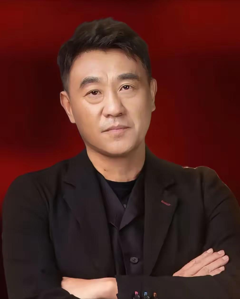 演员何冰说：“《情满四合院》筹拍时，男主角傻柱的演员人选，导演必须要找个地道的北