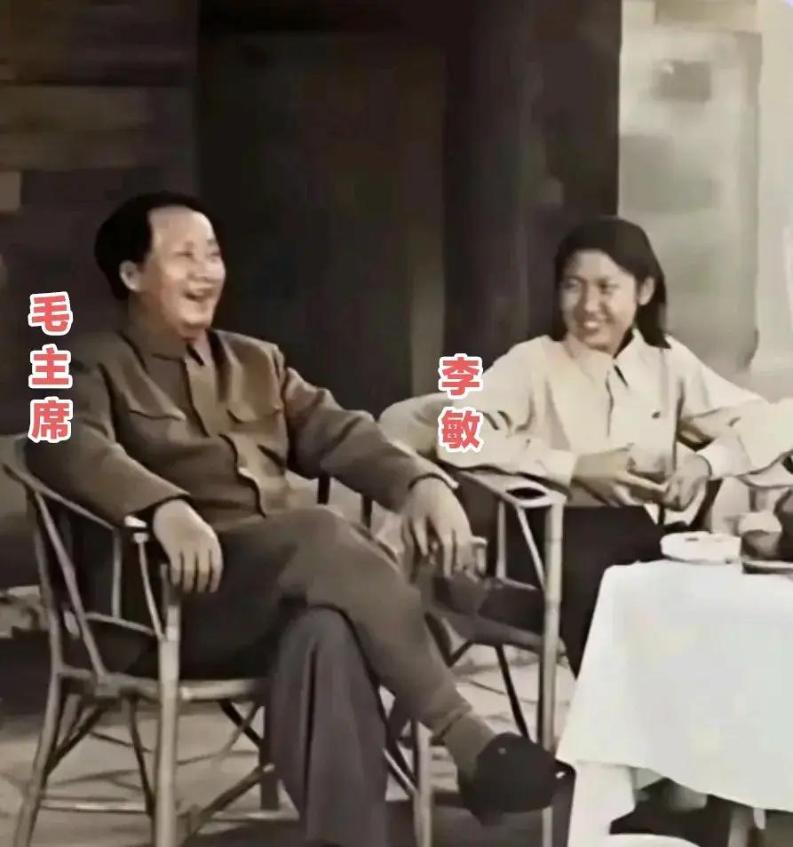 第一次看到毛主席和他的大女儿李敏的这张照片。一张老照片，画面并不复杂。 毛