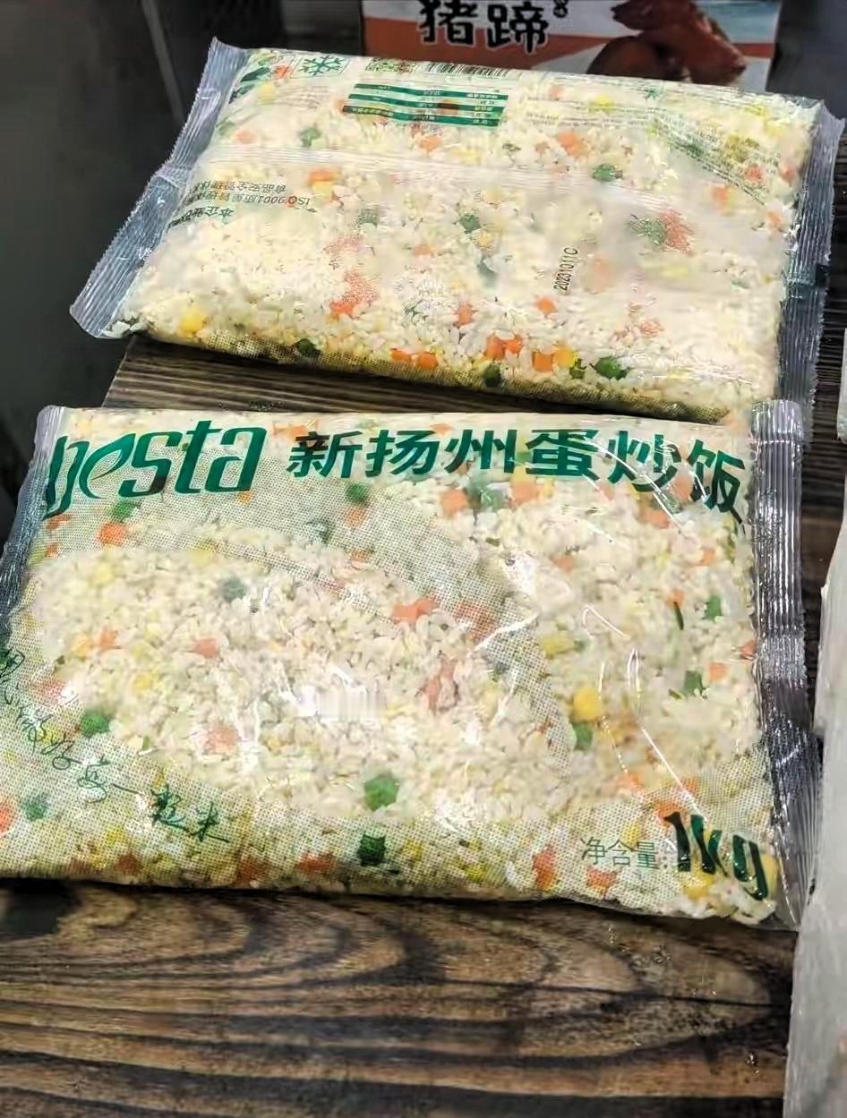 昨晚下班累到不想动，特意绕路进了家看着挺接地气的小饭馆，满心欢喜点了份心心念念的