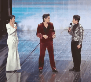 不管是出于任何原因，向佐站在舞台上没有经过主持人百克力的同意，就突然朝着人家脸上