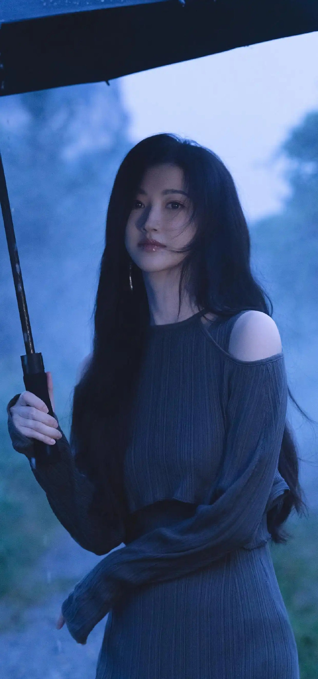 景甜撑伞云雾山径漫步，美得如仙，甜得让人心醉！​