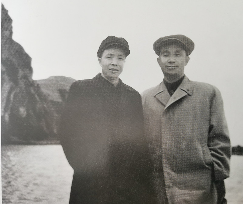粟裕旁边的这位，是他的一位老部下，当过第七兵团政委，叫谭启龙。谭启龙的名气当然没