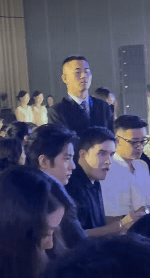 肖战白玉兰内场与曹译文热聊看到两个人就想起拍摄期间的搞笑互动，这两人在一起就那么