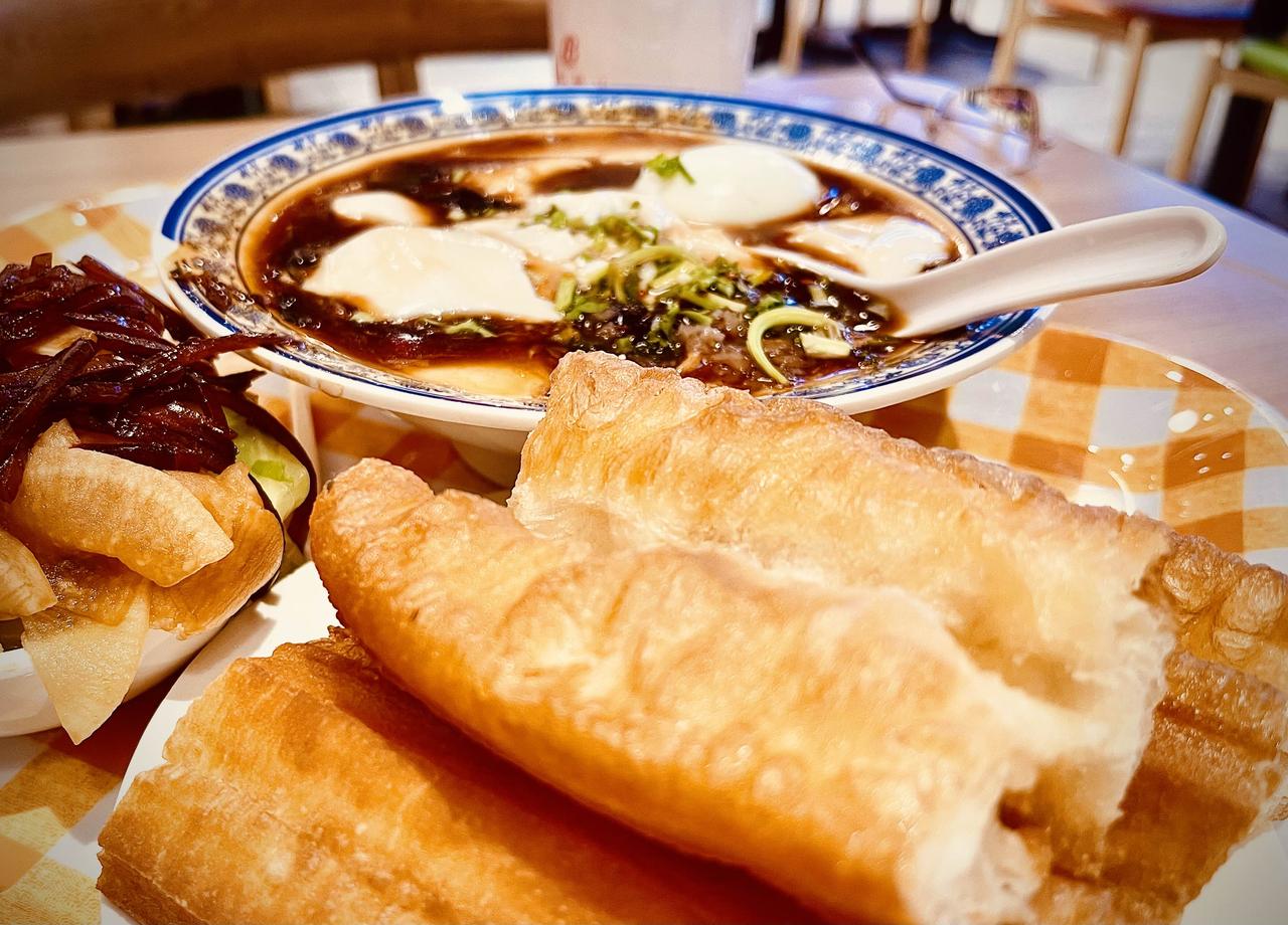 一大早赶火车出差，在火车站附近，匆匆忙忙吃了份早餐。油条不错，酥香适口不油腻，豆