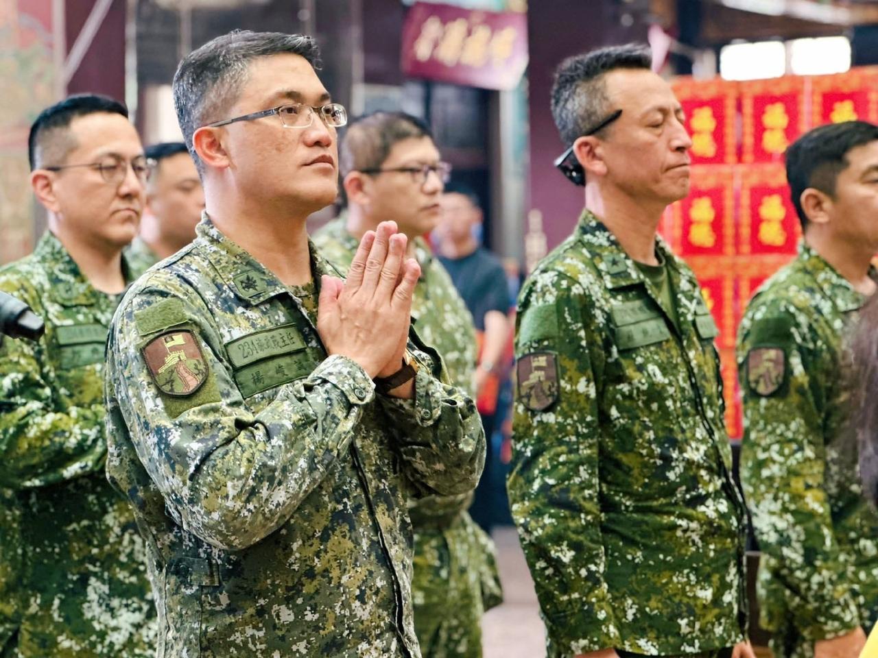 伪台陆军主力机步旅少将旅长和上校政战主任带着全旅高级军官烧香拜土地公，祈求神灵保