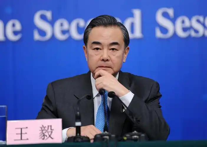 *高规格安排中国。当地时间7月21日，中国外交部长王毅抵达菲律宾马尼拉，在现场受