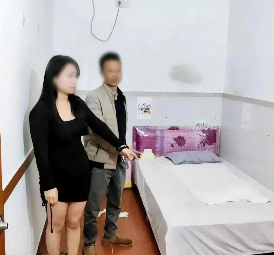 “想白嫖”？2019年，山东青岛，一男子支付400元嫖资后，开灯看清脱掉衣服的女