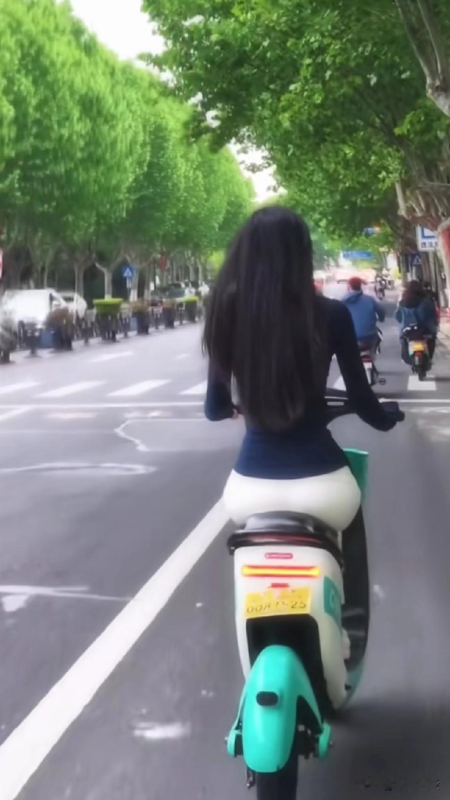 我跟了半个城区，这背影真美[赞]