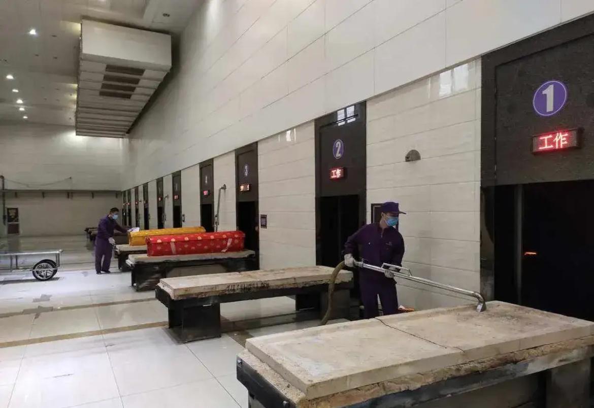 我弟失业在家一年了，今天亲戚给介绍个单位，月薪6500元，合同工。可我弟竟然