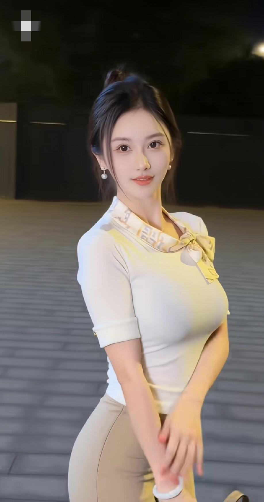 休闲又不失女人味的穿搭，刚好与这份美貌好身材完美契合，美到离谱了吧，太有气质了你