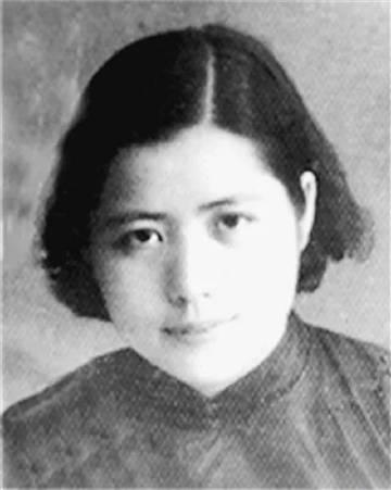 1942年，一名女战士被敌人围困在山洞，敌人竟然在洞口点燃柴草，此时女战士子弹已