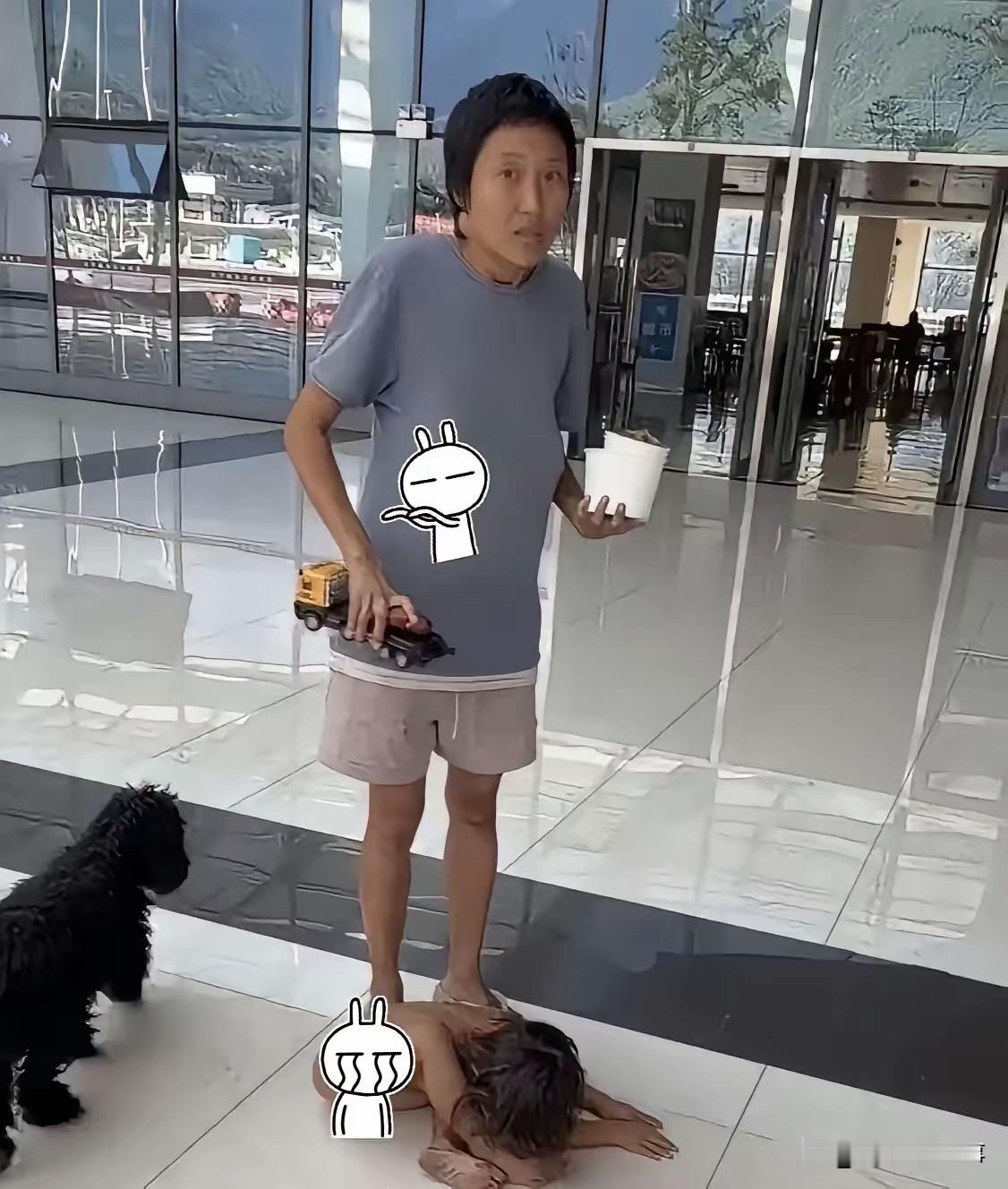 你敢信吗？一个3岁的孩子，光溜溜地在地上爬，还像动物似的啃东西，他爸妈就站在旁