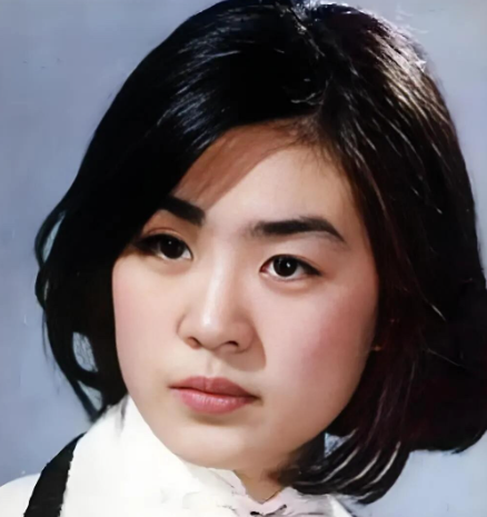 当年看她演《牧马人》时就觉得她很漂亮，清纯动人，有种气质美，越看越有魅力，颜值比