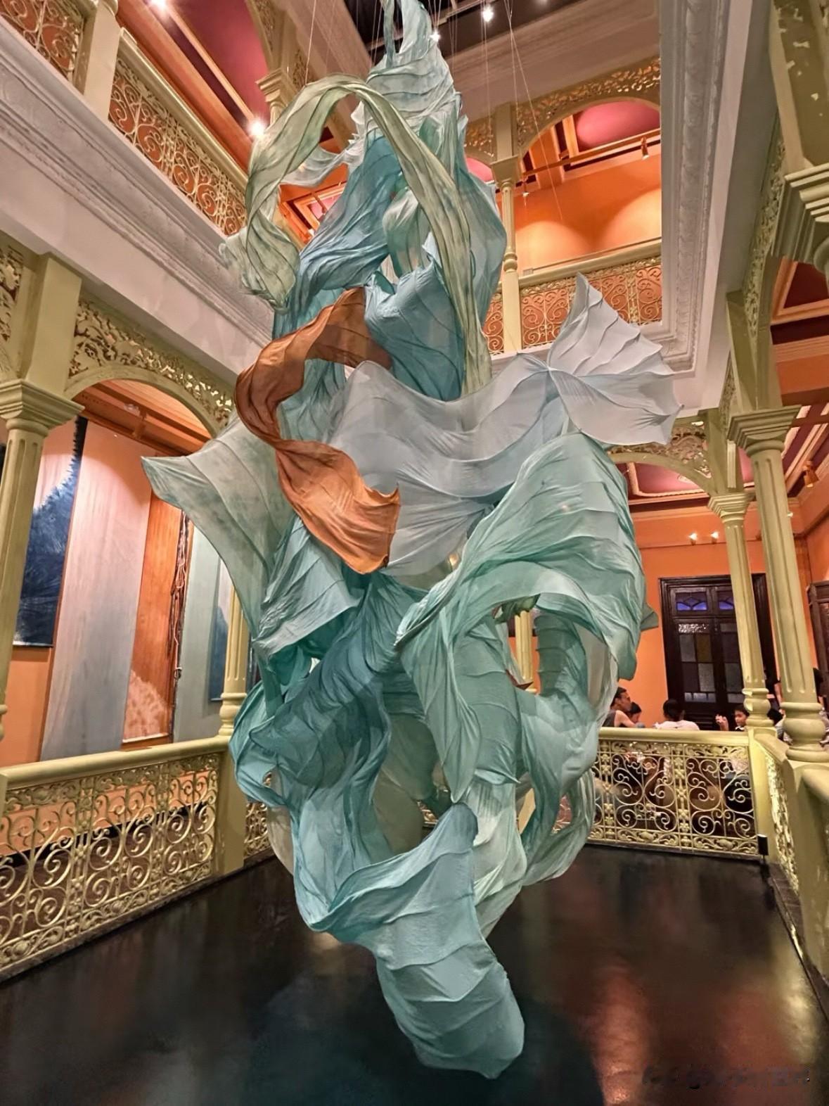 没想到、这居然是星巴克店！太高级了！杭州河坊街这家非遗风星巴克，扎染墙和巨型瀑