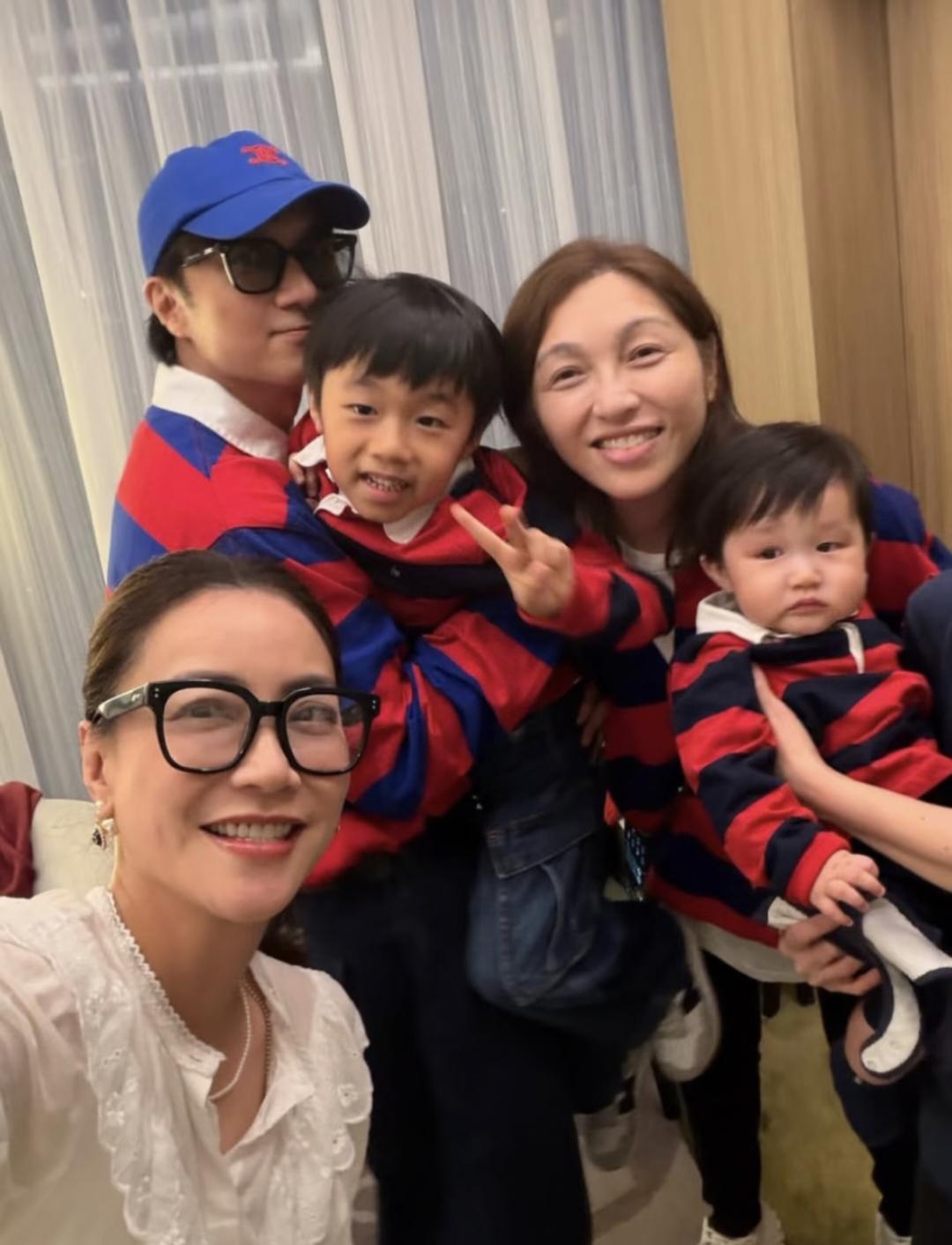 54岁古巨基和家人一起庆祝生日，老婆陈韵晴和两个儿子全部露面。一家四口穿着同款衣