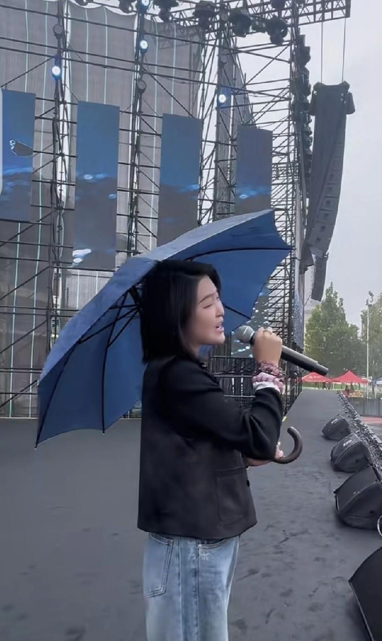 娇娇因为和老魏扯不清的翡翠事件，声名鹊起，商演不断，这个假期一直没有闲着，到处去