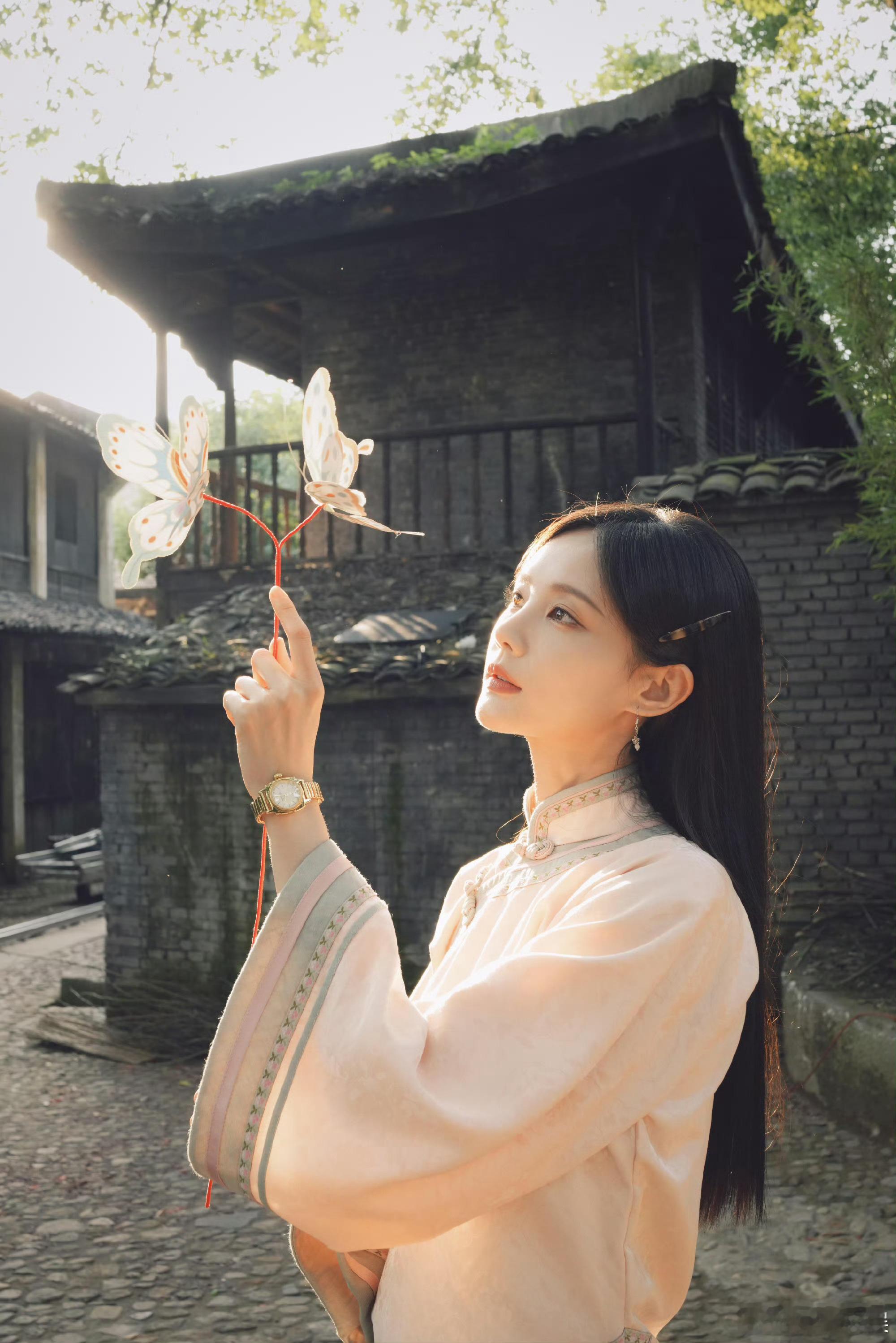 李现给李一桐拍了人像大片李现镜头里的李一桐，温婉又动人，这组大片直接封神。玩摄