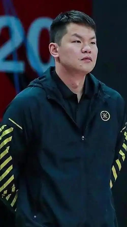 朱芳雨又兑现承诺了！ 这件事的主角，正是广东队那个刚上一队没多久的年轻后卫陈