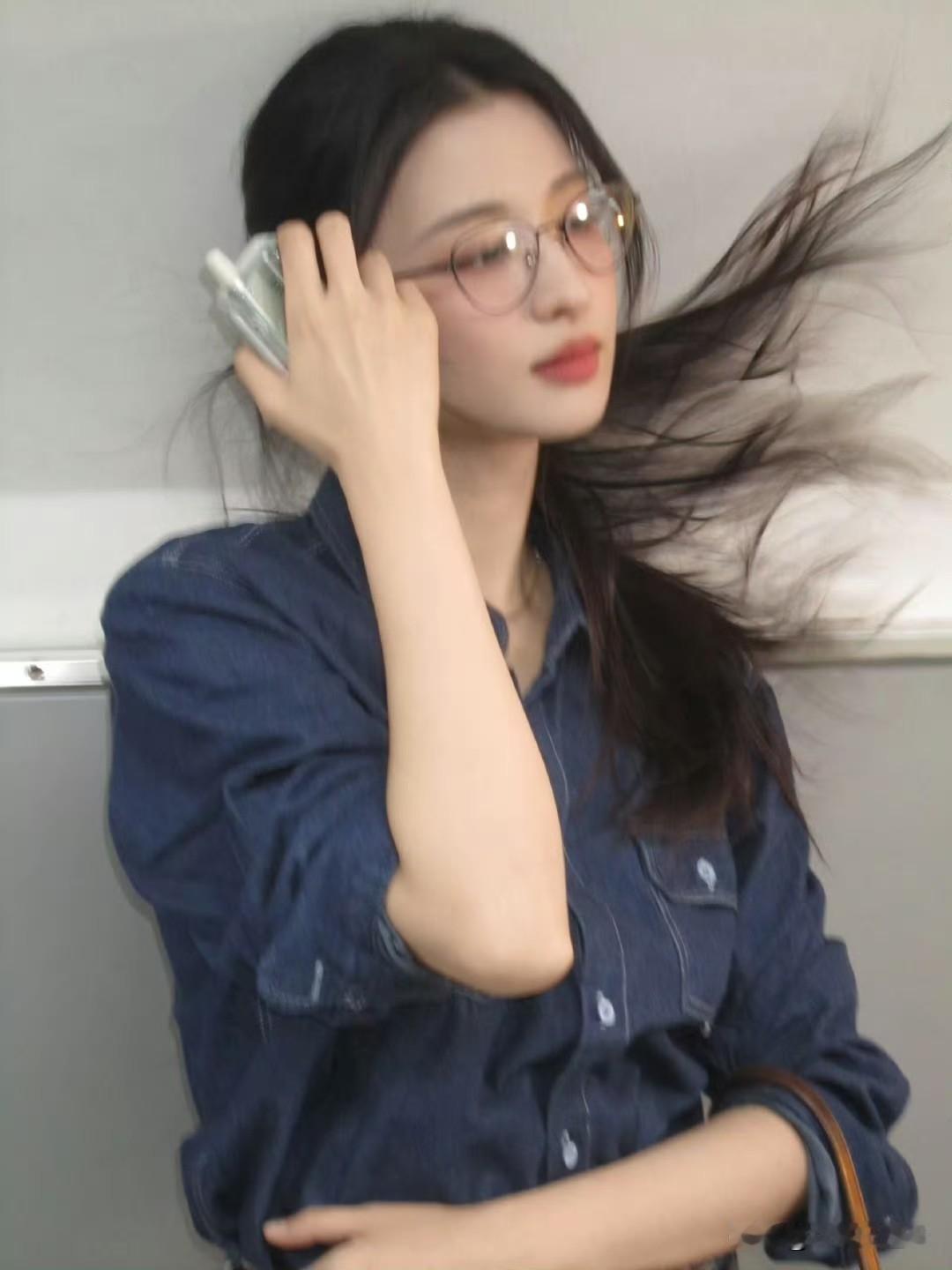 元气少女风，牛仔衬衫与飘逸黑发的完美结合！