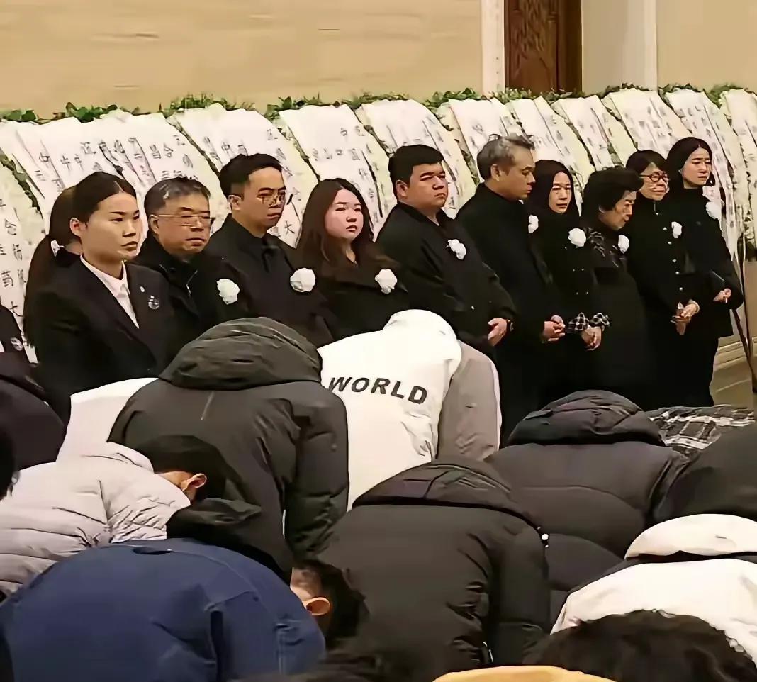 最后送别杨振宁先生的大堂内,杨家亲属分列一旁,翁帆身着黑衣、神情憔悴,站在家属首