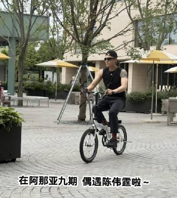 陈伟霆一家阿那亚度假，何穗穿高开叉裙显得腿长，皮肤白到发光。