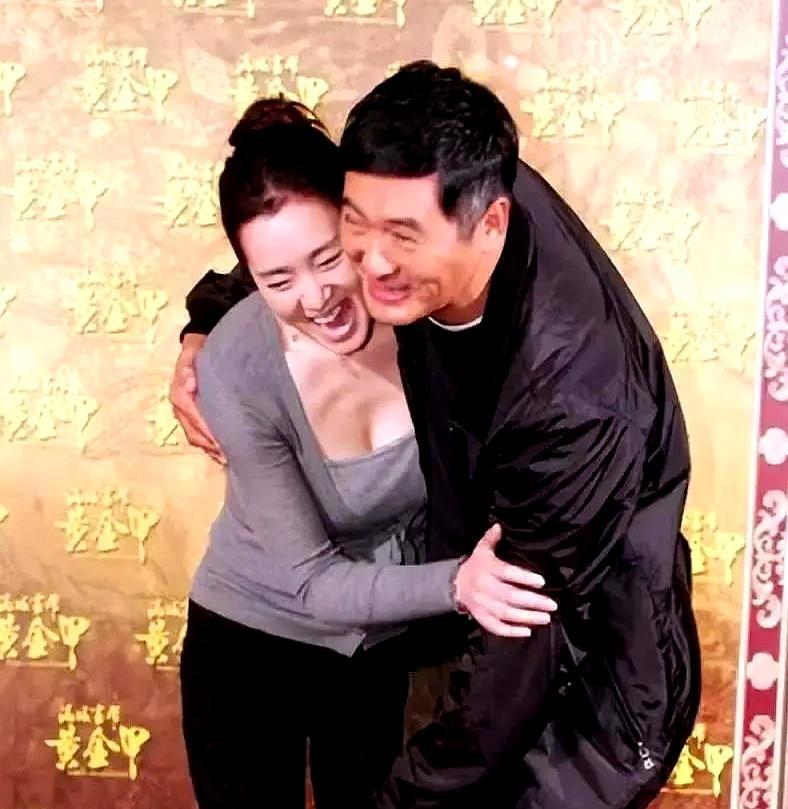 周润发张开双臂，巩俐瞬间就懂了。这不是久别重逢，这是一场演了17年的戏，他