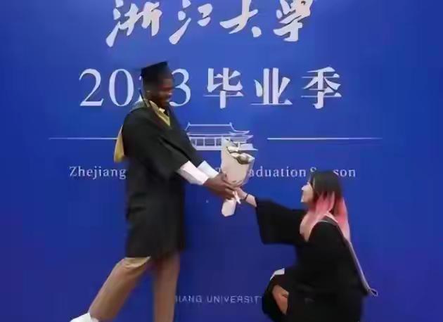 一段时间以来，高校女生心甘情愿的被外国留学生尤其是黑人留学生玩弄或追求的
