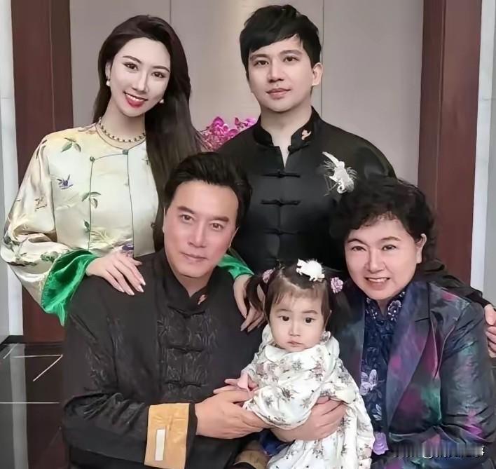 张山、陈丽达全家福。张山，国家一级演员，央视版《三国演义》赵云扮演者，陈佩斯