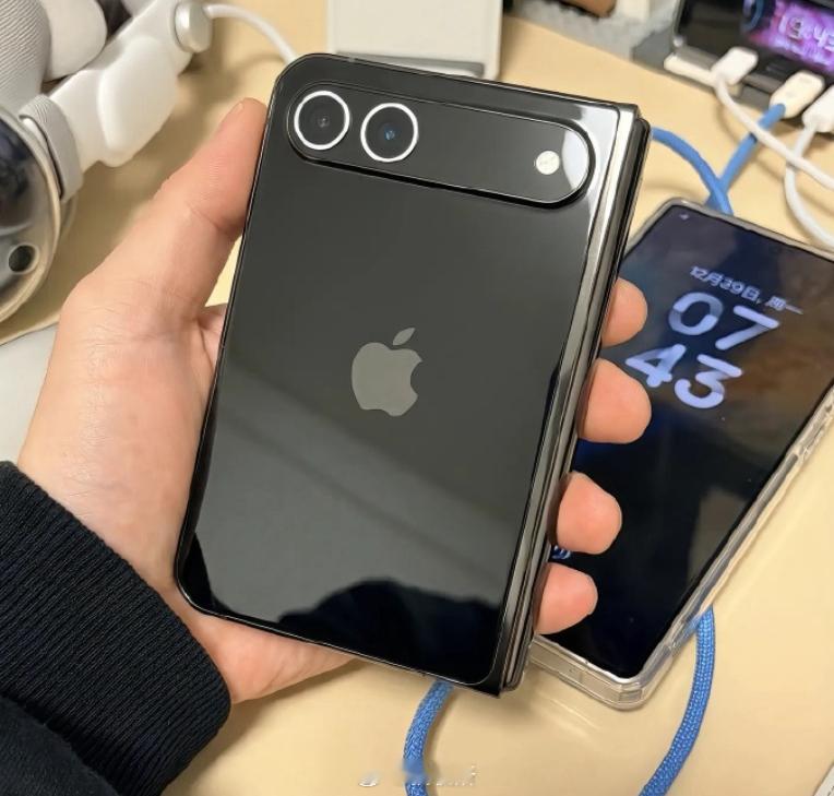 据说iPhone折叠屏要卖1万5，仔细想想其实也合理，毕竟现在国产折叠屏手机都卖