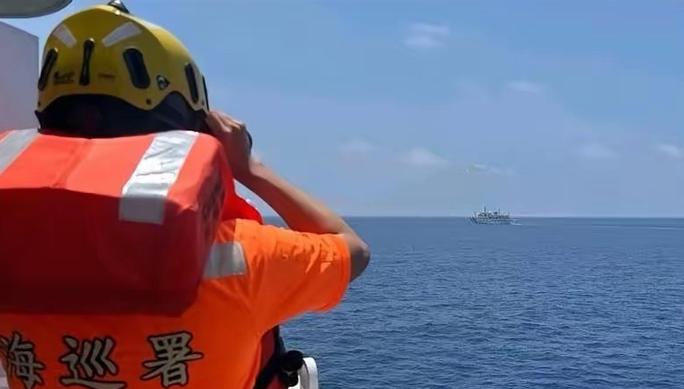 惊险740米！台中海巡舰全速，朝着大陆海警船高速冲过来，我方海警船半步不躲。换作