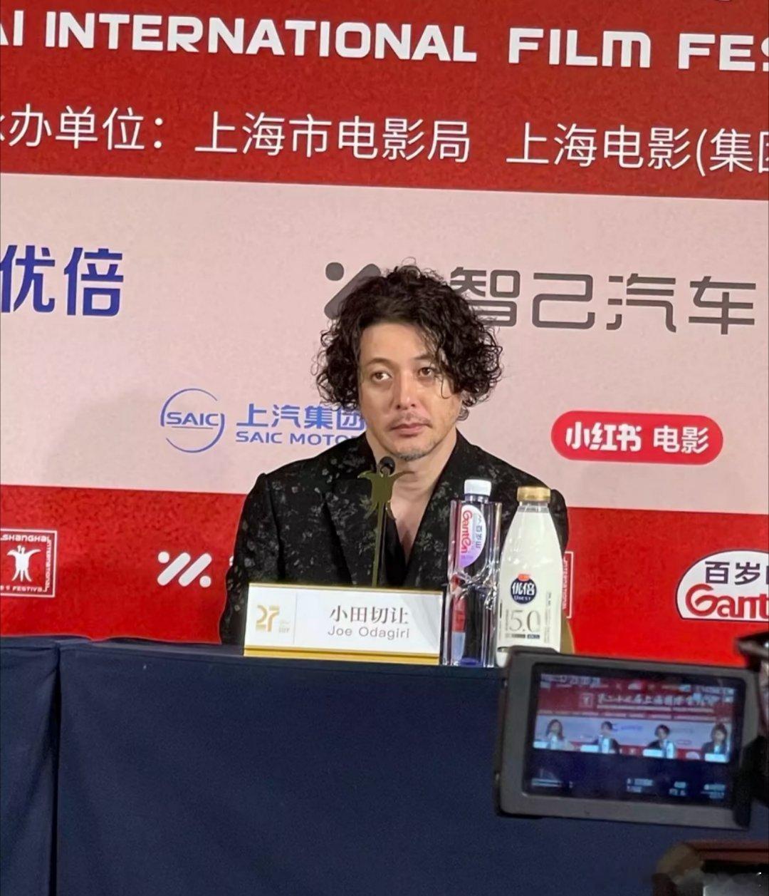 小田切让，淡淡的死感男人，黑眼圈就是本体。神经兮兮的小田切让一本正经发言:“这是