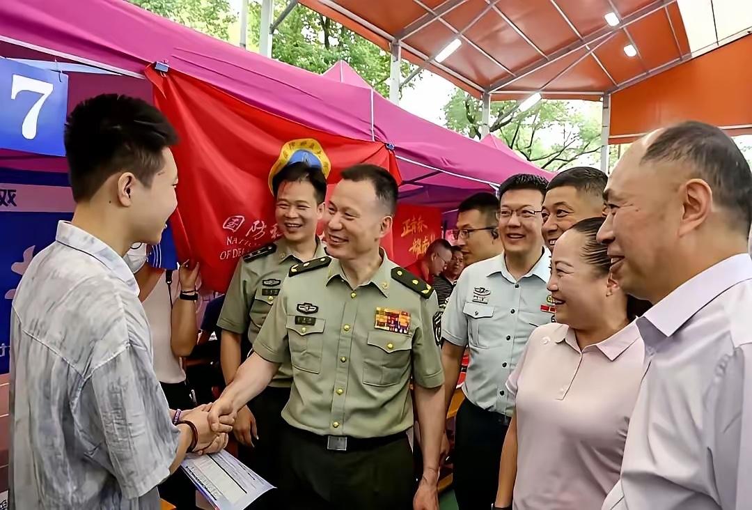国防科大这次换帅实在有点意思，新校长雷勇军上任第一件事不是开会，而是直接跑到长沙