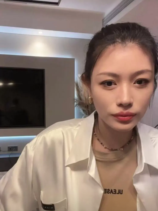 葛荟婕在直播间说清了和女儿小苹果疏远的原因，不是汪峰拦着，是自己生了她就没怎么带