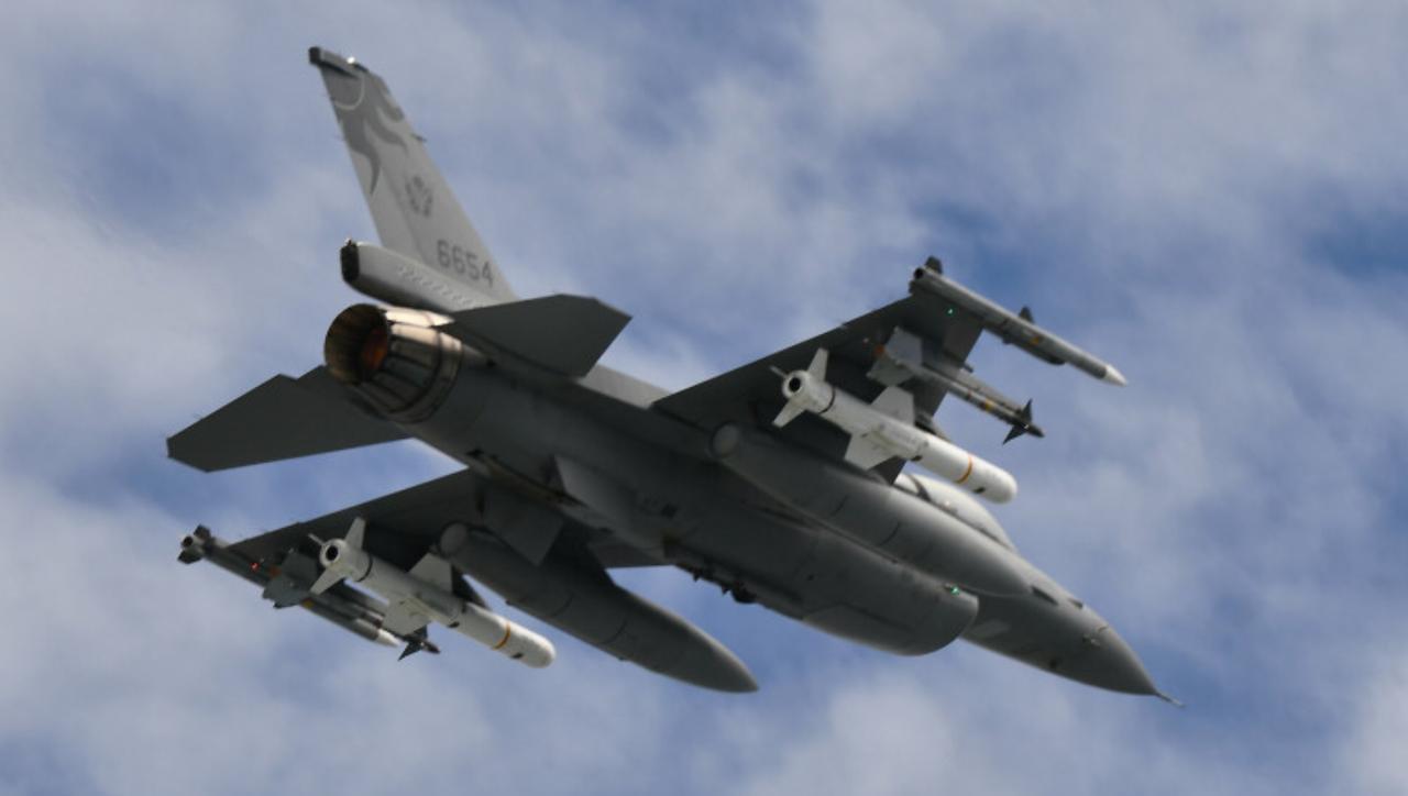 突发！台岛东南海空域发生激烈对持！台军5架F-16V挂“鱼叉”导弹紧急起飞，要实