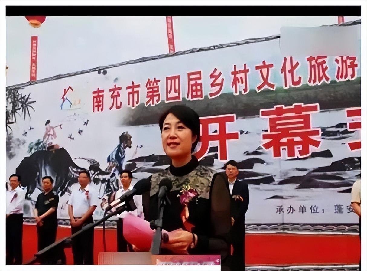 四川蓬安原女县委书记袁菱早年还连夜追着退还万元红包，手握大权后大肆收干股敛财四千