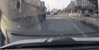 爆笑GIF: 就算有满满一嘴的胡子渣, 也挡不住你绝美的容颜!