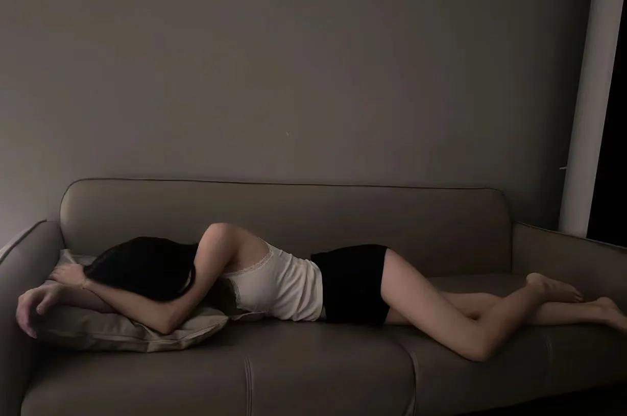 “我把你当兄弟，你却对我女友下手！”四川南充一段公开信息里，3个人吃完宵夜回到家