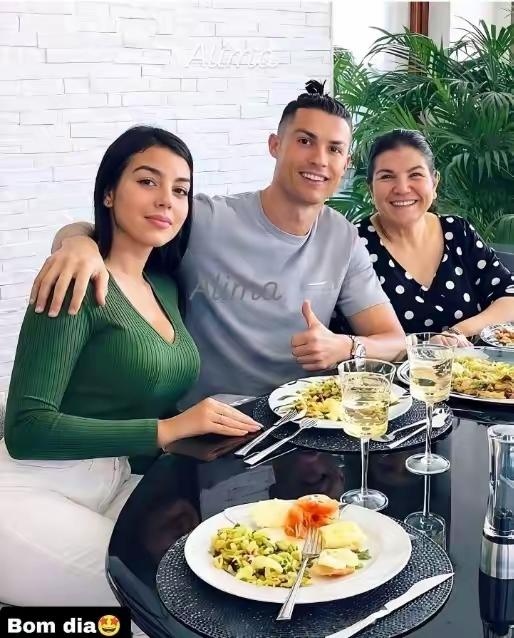 乔治娜这地位稳稳的，再也不用“忌惮”伊莲娜，这白月光了！C罗的正牌夫人，乔治娜