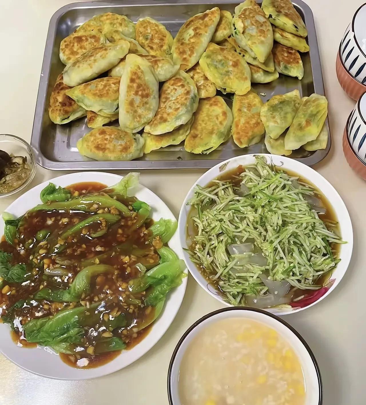 不知道嫁到哪里可以吃到图一婆婆做的这种丰盛美味的早餐啊？我婆婆是湖南的，早餐只