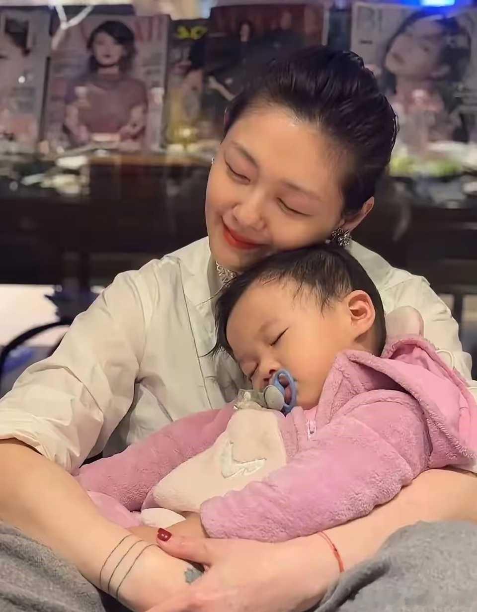 大S爱孩子。爱自己的孩子，也爱姐姐妹妹的孩子、朋友的孩子、陌生人的孩子。​​​