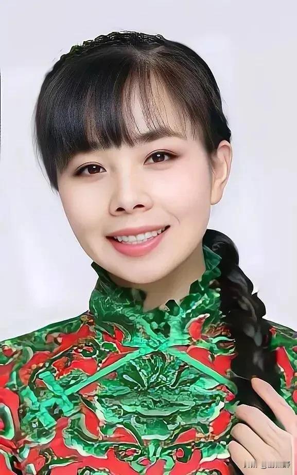 当年，王二妮出名后，男友李飞对她说“二妮，分手吧，咱俩不是同一世界的人了