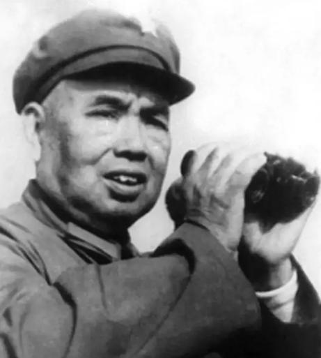 庆功宴上，酒喝到一半，386旅的副旅长许世友，一拳就抡到了政委王新亭的脸上。警卫