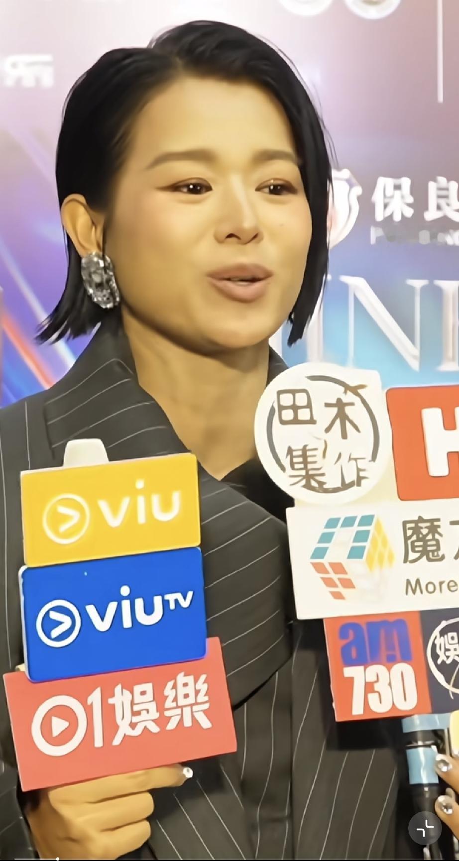 胡杏儿好惨一女的，去年解释她老公在夜店抱美女，今年又解释，她老公为什么要跟她