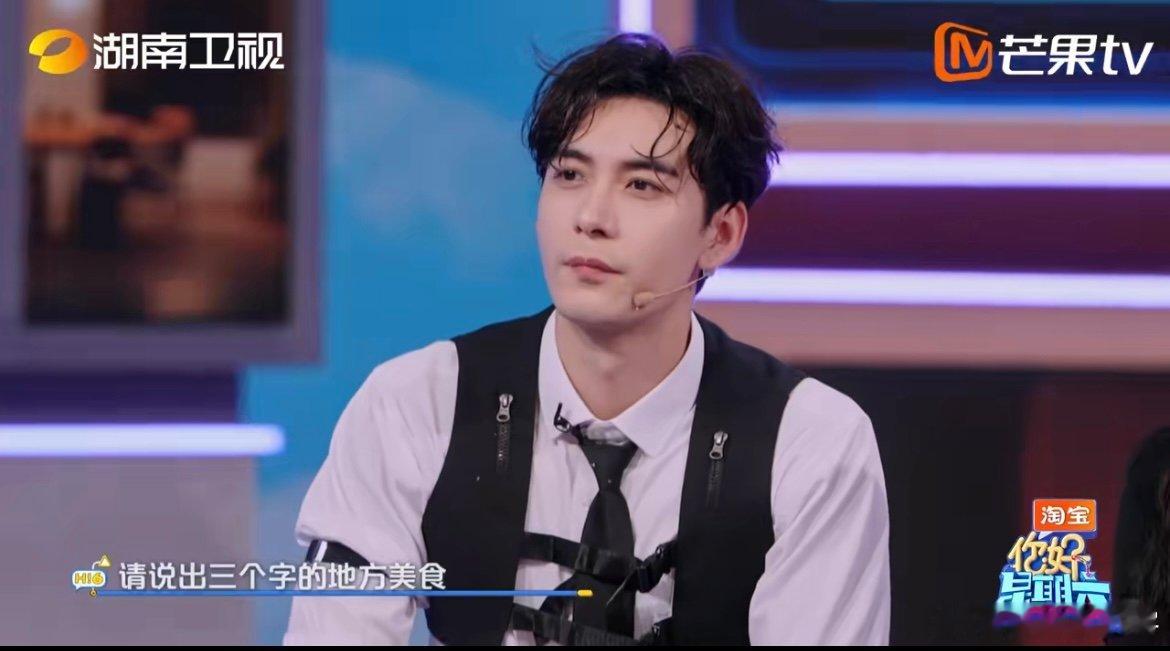 美食接龙现场笑不活了！迪丽热巴说啥他接啥，全程复刻式输出，人形复读机实锤，这波紧