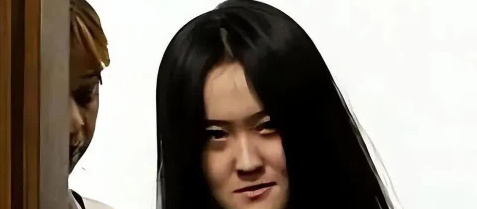 恶人有恶报。2015年，曾拿烟头烫同学、扇耳光的赴美女留学生——翟云瑶在法庭上咆