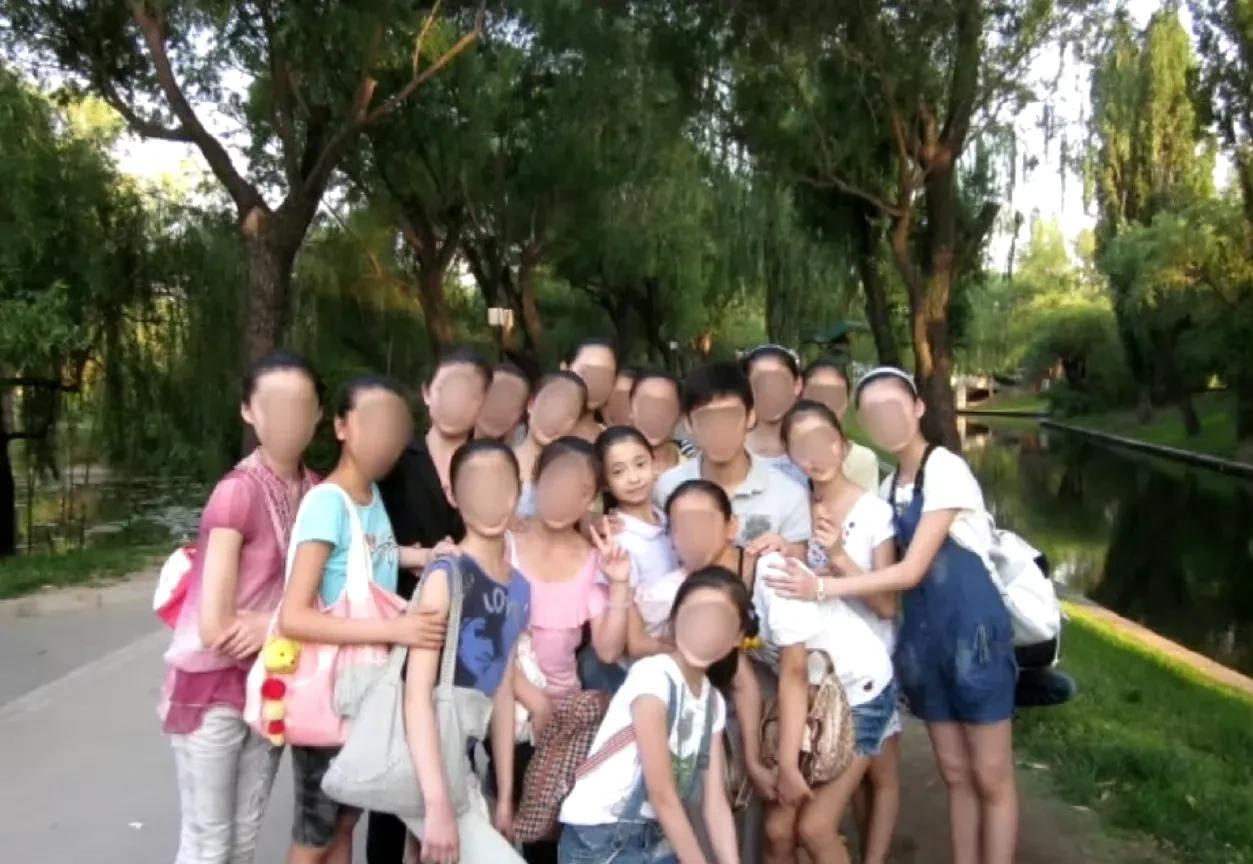 网友分享刘浩存初中照片，虽然很萌很可爱，但是这个年龄的少女很多这样啊，可以说刘浩