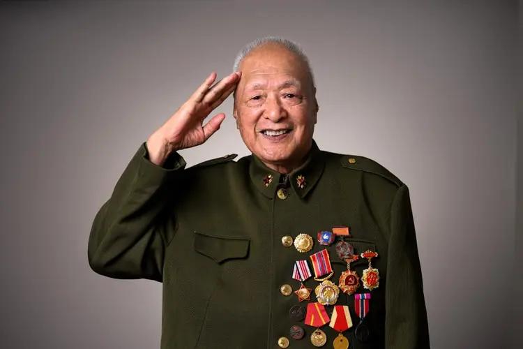 解立松，山东牟平人，出生于1935年6月，抗美援朝志愿军老战士。1948年，解立